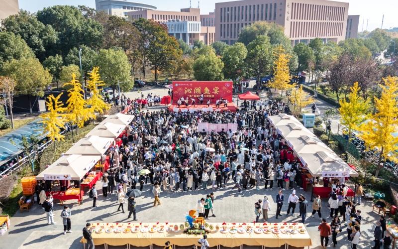澳门十大网投正规官网平台师生共享沁湖鱼宴。