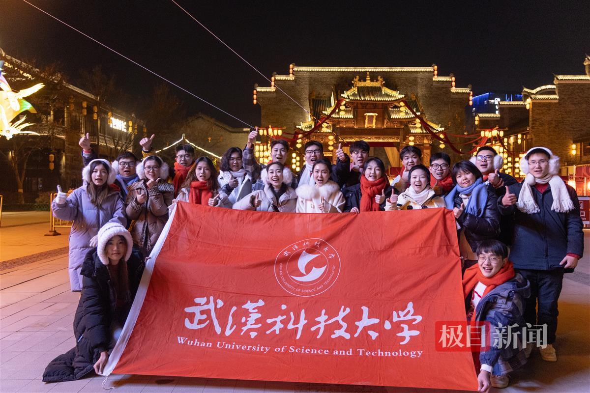 演出结束后合影。学校供图.jpg