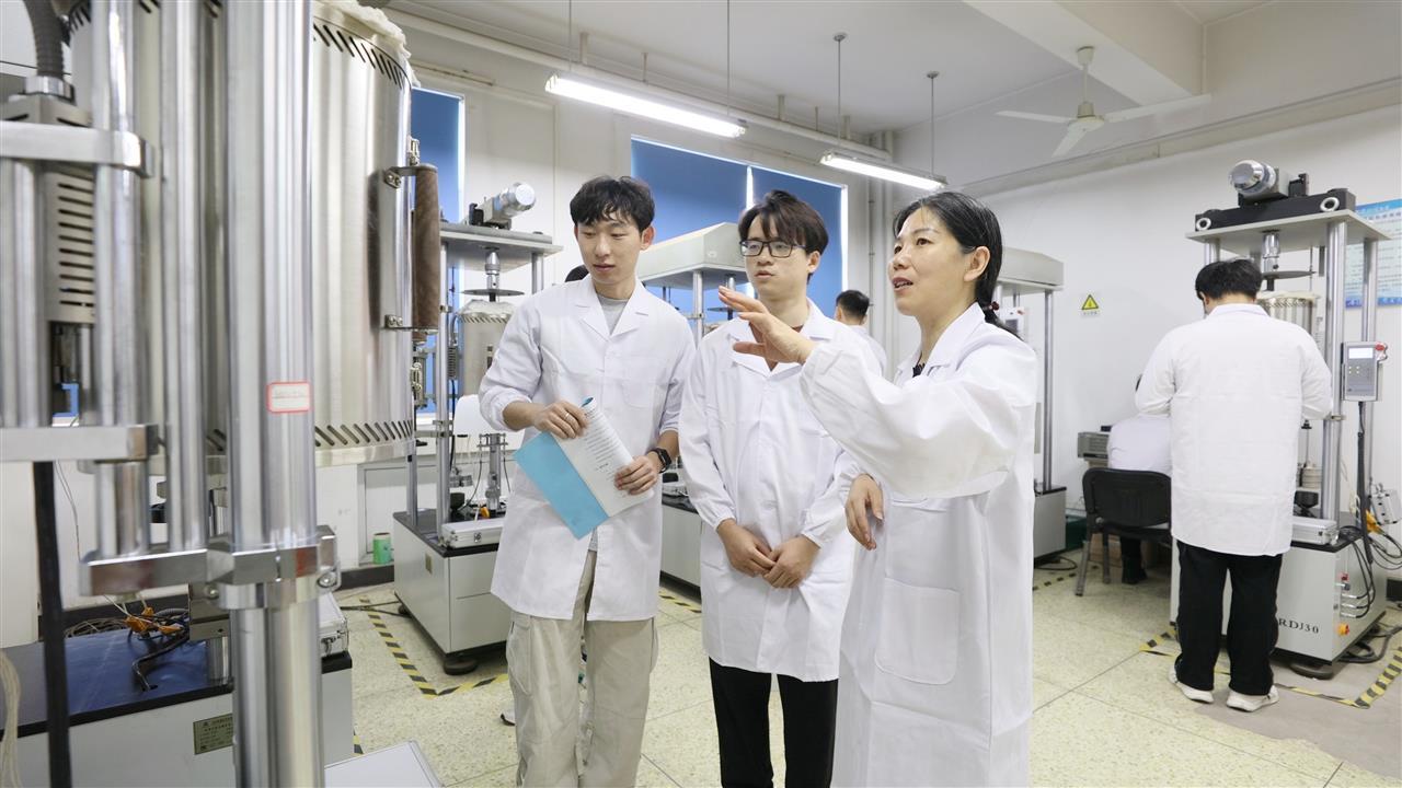 指导学生研究生实验1.jpg